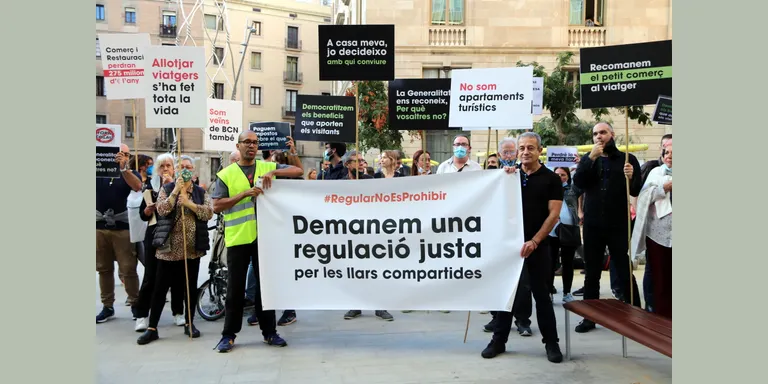 Concentració a Barcelona a favor de les llars compartides: "Ens ajuda arribar a final de mes"