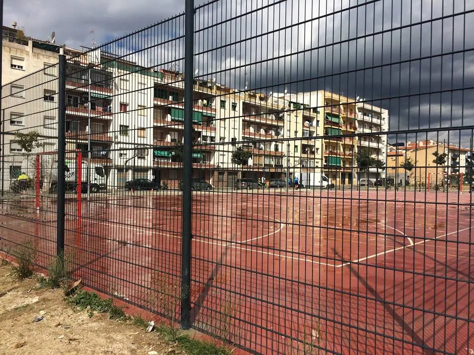La pista poliesportiva del Carme ja té horari d'ús després de fer el tancament perimetral
