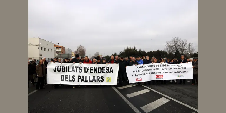 Uns 200 treballadors i jubilats d'Endesa es manifesten en defensa dels drets adquirits
