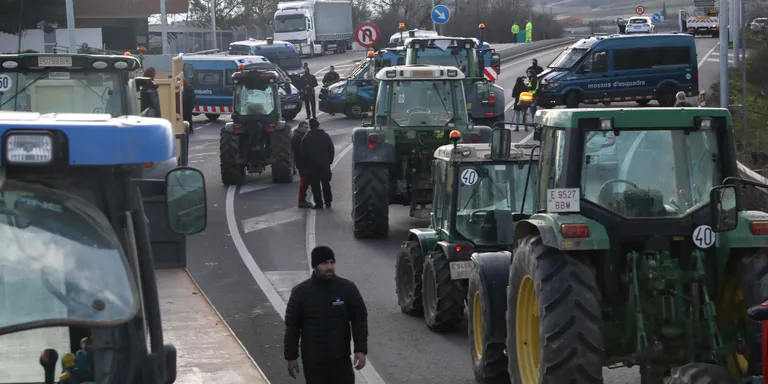 Desenes de pagesos tallen l'A-2 a Soses i un dispositiu dels Mossos els impedeix fer-ho a l'AP-2
