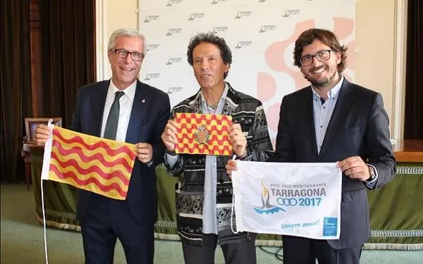 La bandera dels Jocs Mediterranis i la de Tarragona onejaran al Broad Peak