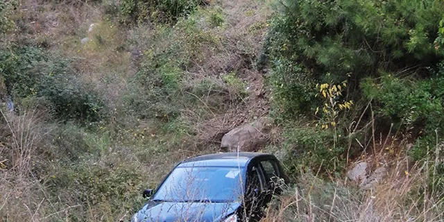 Sortida de via d'un cotxe a la C-14, a Organyà