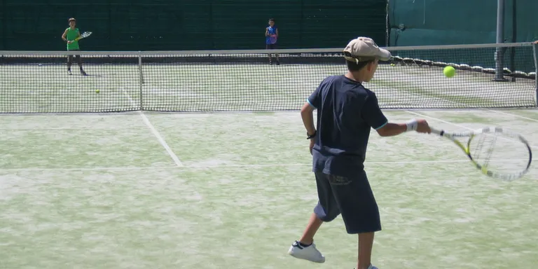 Nova superfície per a les pistes de tennis municipals