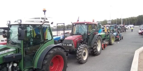Vint tractors de pagesos del Baix Gaià participen a la marxa de tractors fins a Mas d'Enric per donar suport a Carme Forcadell