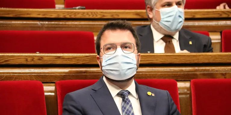 Aragonès preveu restriccions "fins que la vacuna permeti la immunitat" i pressiona l'Estat per forçar el teletreball
