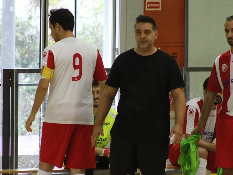 Xavi Angulo està dirigint des de la banqueta un masculí de l'Esportiu Rubí líder de la lliga / Arxi