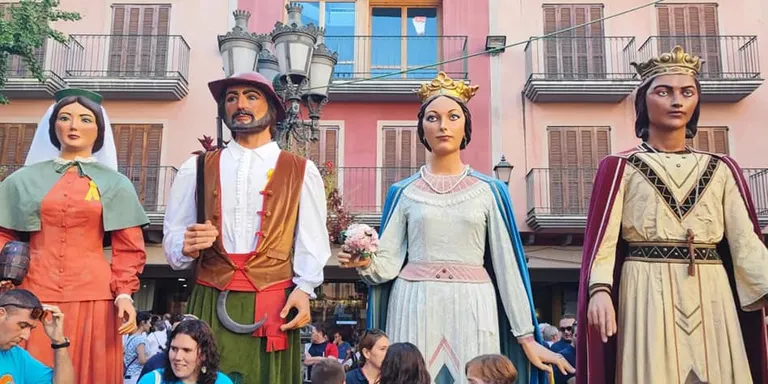 La 15a Trobada gegantera omple de gom a gom la plaça de la Vila i els carrers del Barri Antic