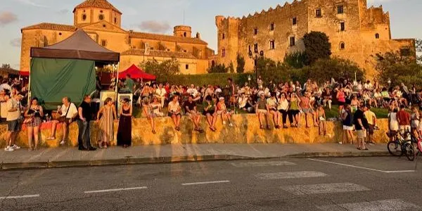 Milers de persones gaudeixen de l’eclipsi solar a Altafulla