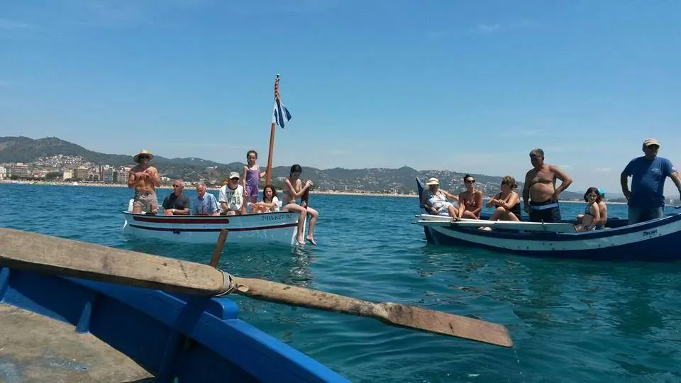 La Flama del Canigó arriba a Pineda per mar