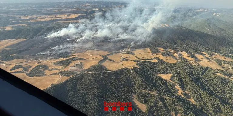 Un incendi a Sant Pere Sallavinera, a l'Anoia, es queda a les portes del Solsonès