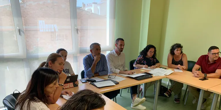 Els nous representants del consistori i dels centres educatius s'estrenen al Consell Escolar Municipal