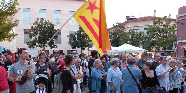 Prop de 250 rubinencs es manifesten davant l'Ajuntament en defensa del referèndum