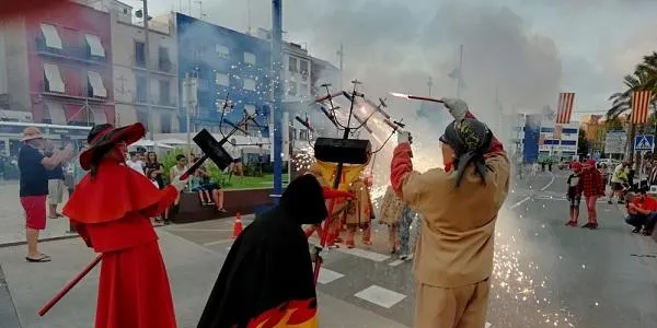 Els Diables Petits encenen la metxa del primer cap de setmana de la festa Major Sant Martí
