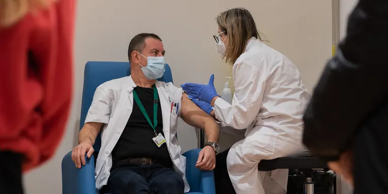 Els majors de 60 anys ja es poden vacunar de la dosi de reforç sis mesos després de la segona o tres si van rebre AZ