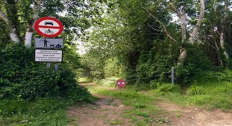 CERRADOS A LOS VEHÍCULOS LOS ACCESOS A LAS CALAS DEL JAIZKIBEL