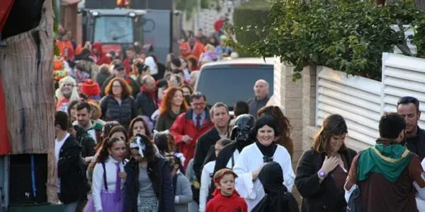 La gresca i la disbauxa envaeixen el Carnaval d’Altafulla que va acabar a la plaça del Pou amb l’espectacle Confetti Express