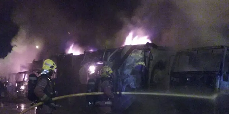 Un incendi crema 8 camions d'escombraries al pati de Rubinet
