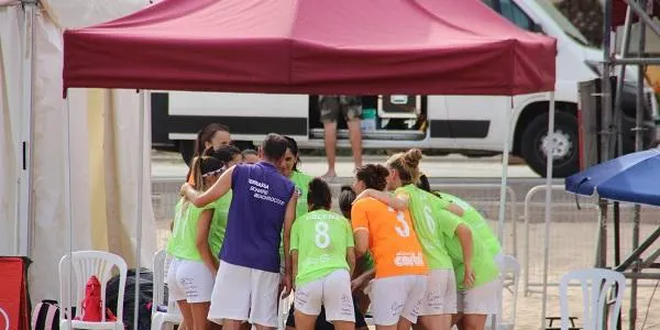 Marató de partits per als representants del Baix Gaià en la Lliga Nacional Femenina de futbol platja
