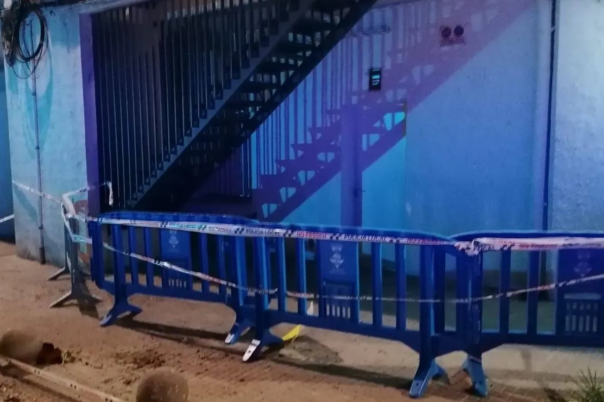 Detingut un home per llençar testos i extintors des d'un efidici d'Empuriabrava