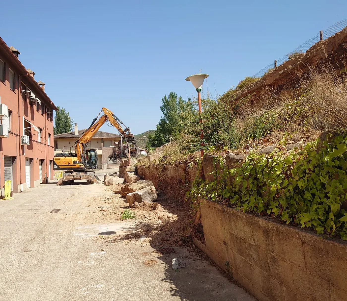 Construeixen una petita escullera de pedra per reforçar un mur malmès a la Cissa que preocupava els veïns