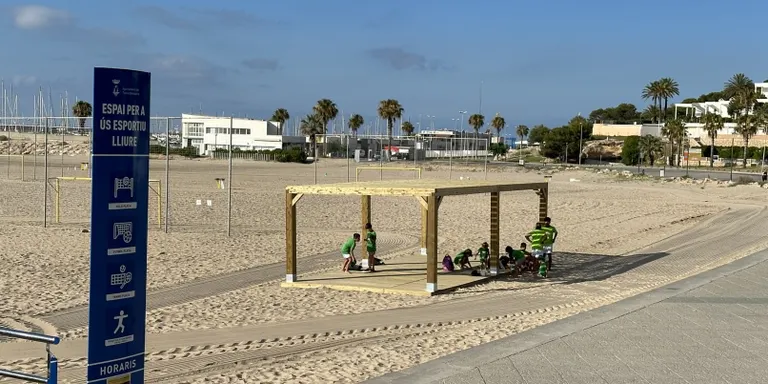 Millores en les instal·lacions esportives de la platja de la Paella