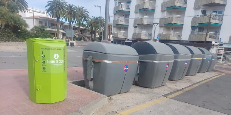 Cambrils disposa de quatre nous contenidors per a la recollida d’oli vegetal usat