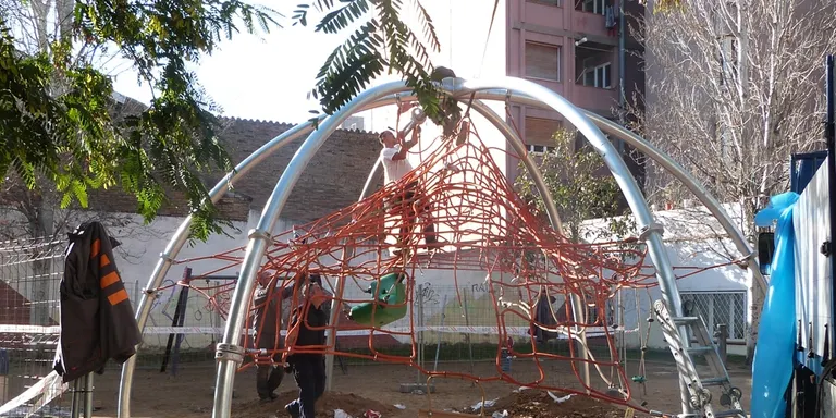 L’Ajuntament remodela el parc infantil de la plaça Ramon Rusiñol
