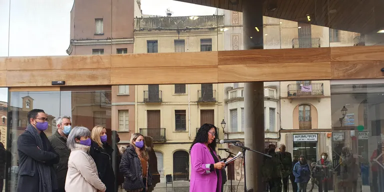 Caldes defensa l'erradicació de les desigualtats i estereotips de gènere en la commemoració del 8-M