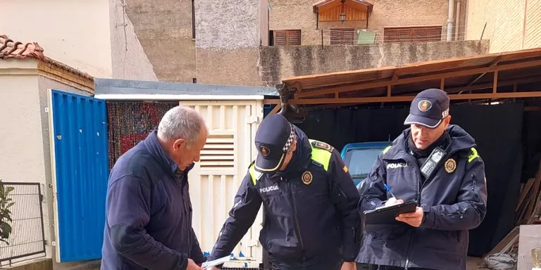 La Policia Local posa en marxa una campanya informativa a peu de carrer sobre la nova ordenança dels gossos