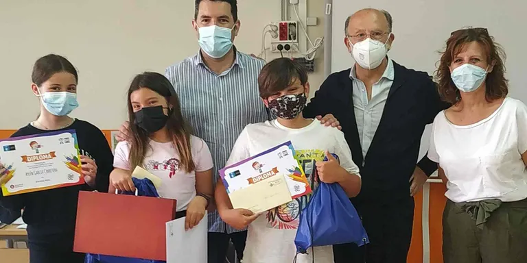 Es lliura el premi a la guanyadora del Concurs de Cartells Sense Fum