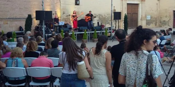 L’altafullenca Maria Vidal obre la quarta edició de l’Altacústic amb una plaça de l’Església plena d’un nombrós públic