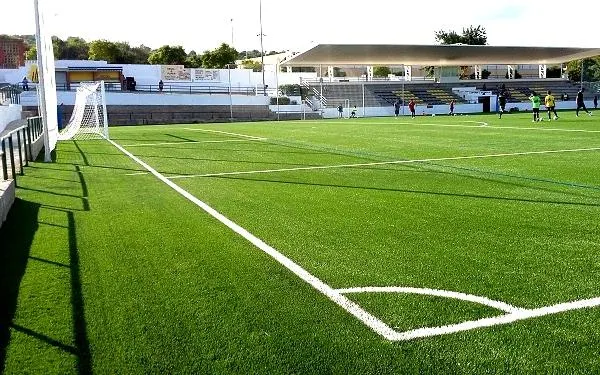 L’Ajuntament es reunirà dilluns amb l’empresa constructora del camp de gespa per buscar solucions al problema de les pluges