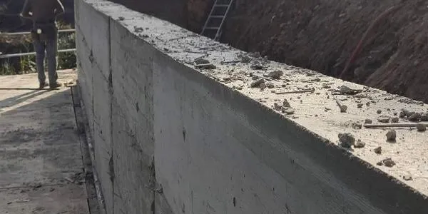 Aixequen el mur perimetral de l'antic cementiri d'Altafulla, que va caure pel temporal de l'abril