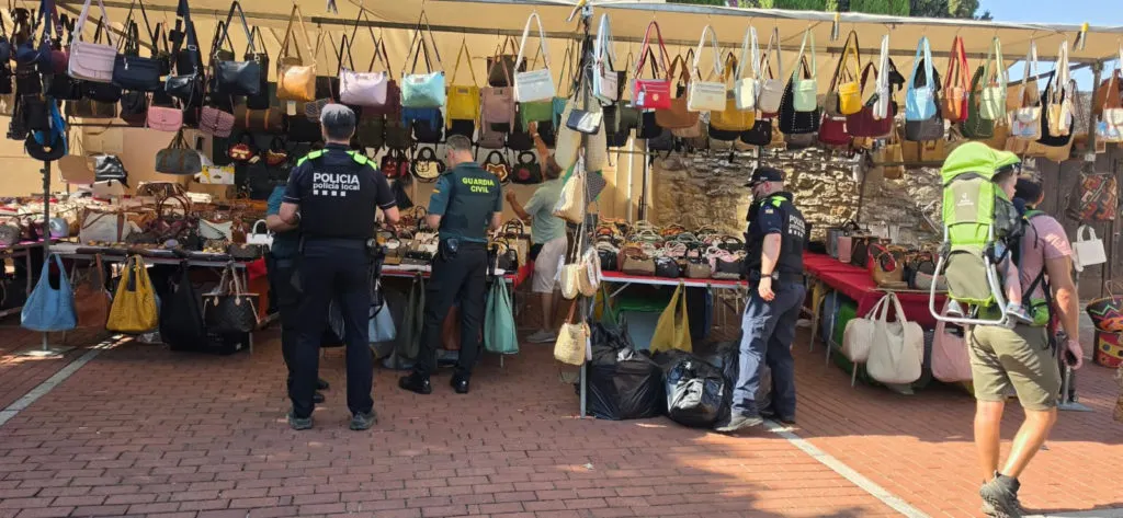 Intervenen més d’un miler d’articles presumptament falsificats al mercat setmanal