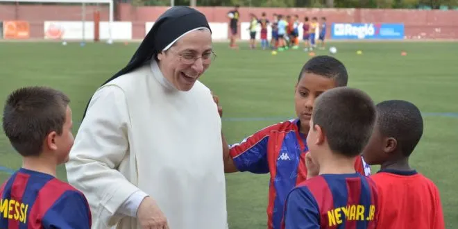 Sor Lucía Caram explica el seu projecte Invulnerables de la mà de la Penya Barcelonista