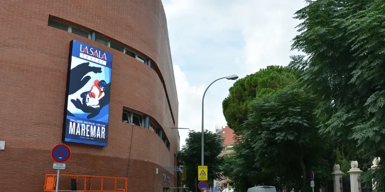 La Sala compta amb una pantalla per donar a conèixer la seva programació