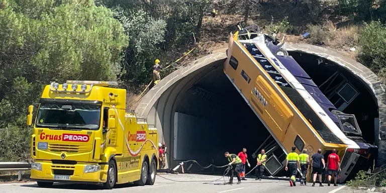 Investiguen les causes de l'accident de l'autobús a la C-32 que ha deixat 47 ferits