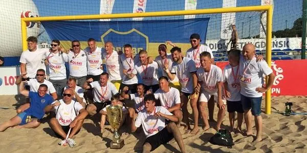Eliott Mounoud i Eduard Suárez es proclamen campions de la lliga polonesa davant el FC10 Zgierz de Llorenç Gómez