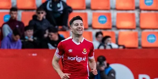 El Nàstic sua per batre al Cornellà (1-0)