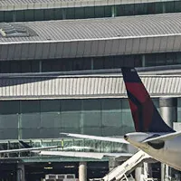 Entrevistes de la Plaça Mireia del 6/5/2020 — Del cel a l'escenari: impacte de la COVID-19 en el control aeri al Prat i la faceta musical de Marc García - episode art