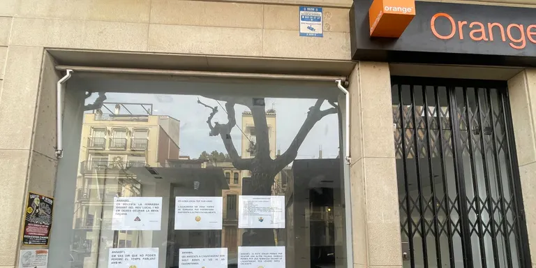 El propietari d'un local responsabilitza l'Alcaldessa de no poder llogar-lo