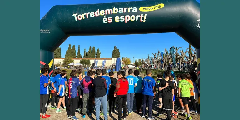 800 infants participen al cros escolar Antoni Roig