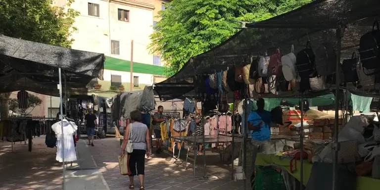 Dissabte torna el mercat de la roba