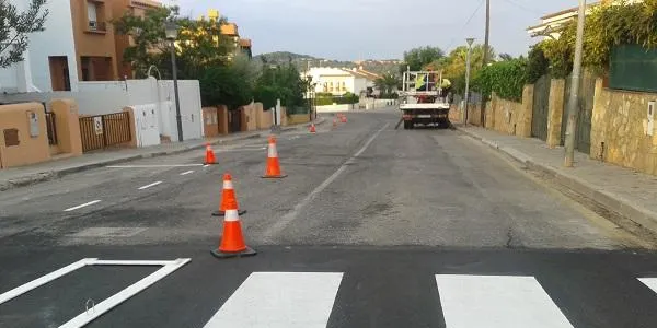 La Brigada Municipal d’Altafulla reprèn els treballs de pintura de la senyalització vial