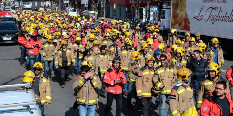 Més de mig miler de bombers de tot Catalunya es manifesten a Lleida per denunciar falta d'efectius i material