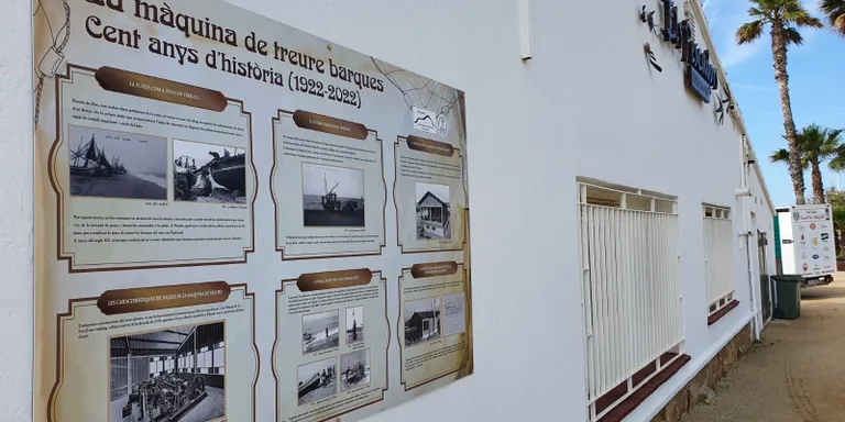 La Confraria de Pescadors de Pineda mostra un plafó que recorda 'la màquina de treure'