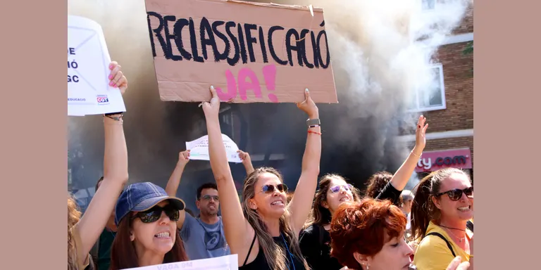 El personal d'atenció educativa es manifesta davant del Departament d'Educació