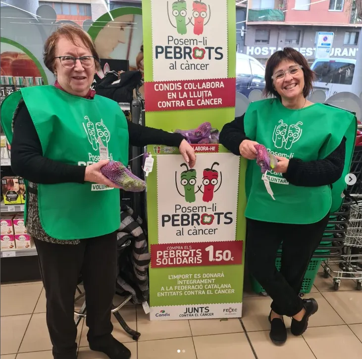 Fènix esgota les 900 bosses de la campanya "Posem-li pebrots al càncer" a Solsona i Oliana