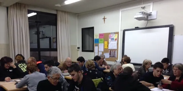 Estudiants de La Salle ensenyen a padrins de la Seu com fer anar el mòbil