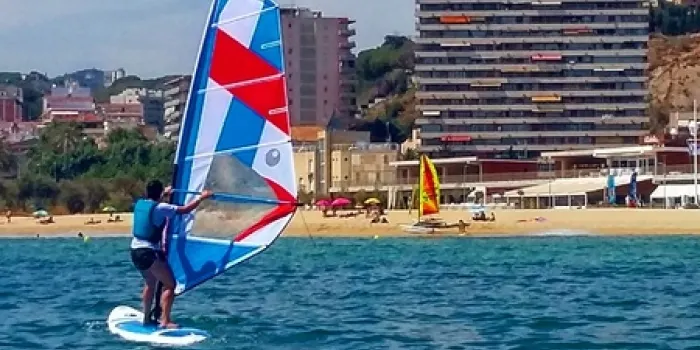La Base Nàutica d’Arenys de Mar ofereix tot tipus d’activitats aquàtiques per aquest estiu